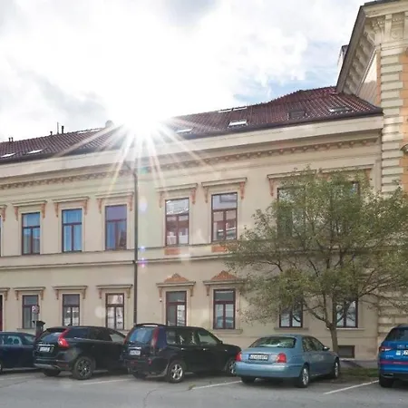 Understreet With Private Parking Apartment *