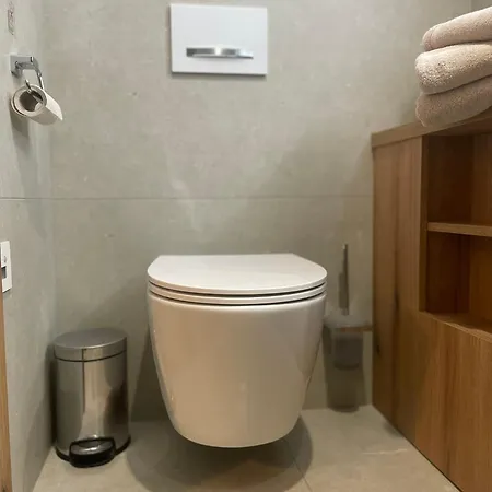 Understreet With Private Parking Daire Kösice