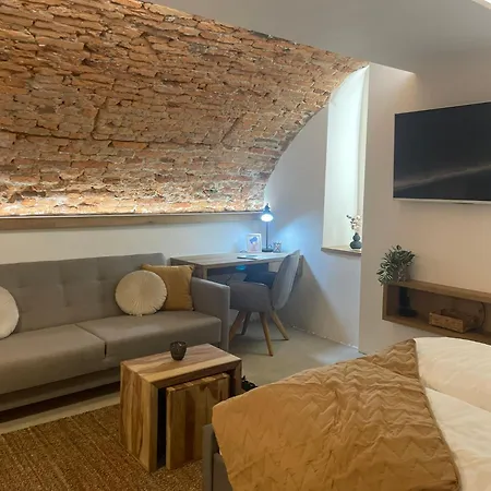 Understreet With Private Parking Kösice